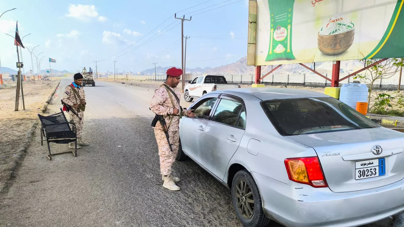 A member of forces loyal to the Southern Transitional Council stands next to a car as he mans a checkpoint in al-Buraiqah district of Aden, Yemen January 8, 2026. Reuters/Fawaz Salman