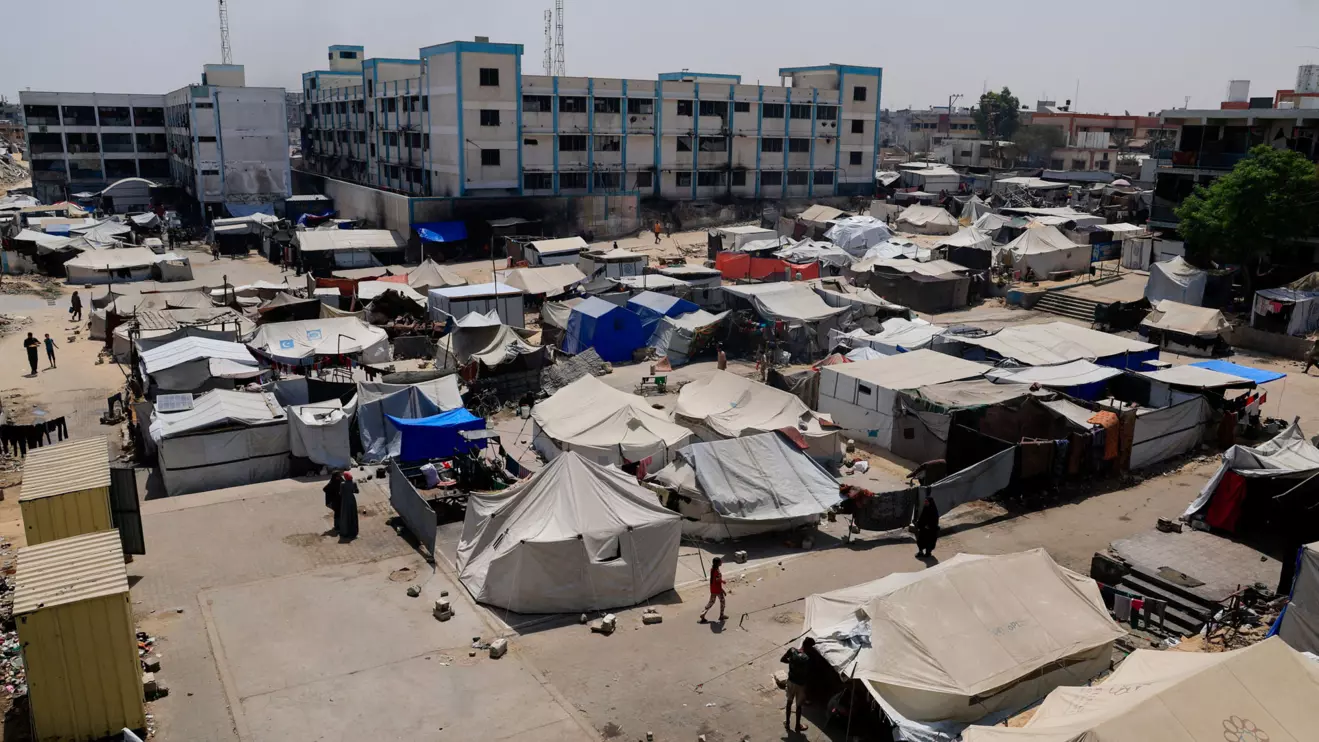 Palestinians displaced by the Israeli military offensive shelter in an UNRWA school, in Khan Younis, in the southern Gaza Strip, August 19, 2025. Reuters/Hatem Khaled/File Photo