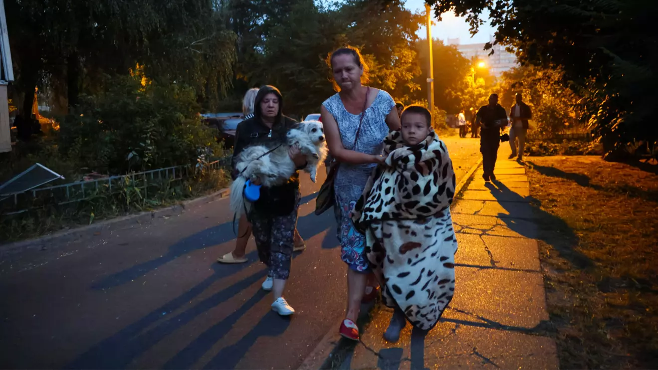 Residents move towards a shelter from their apartment building that was damaged during a Russian drone strike, amid Russia’s attack on Ukraine, in Kyiv, Ukraine September 7, 2025. Reuters/Thomas Peter