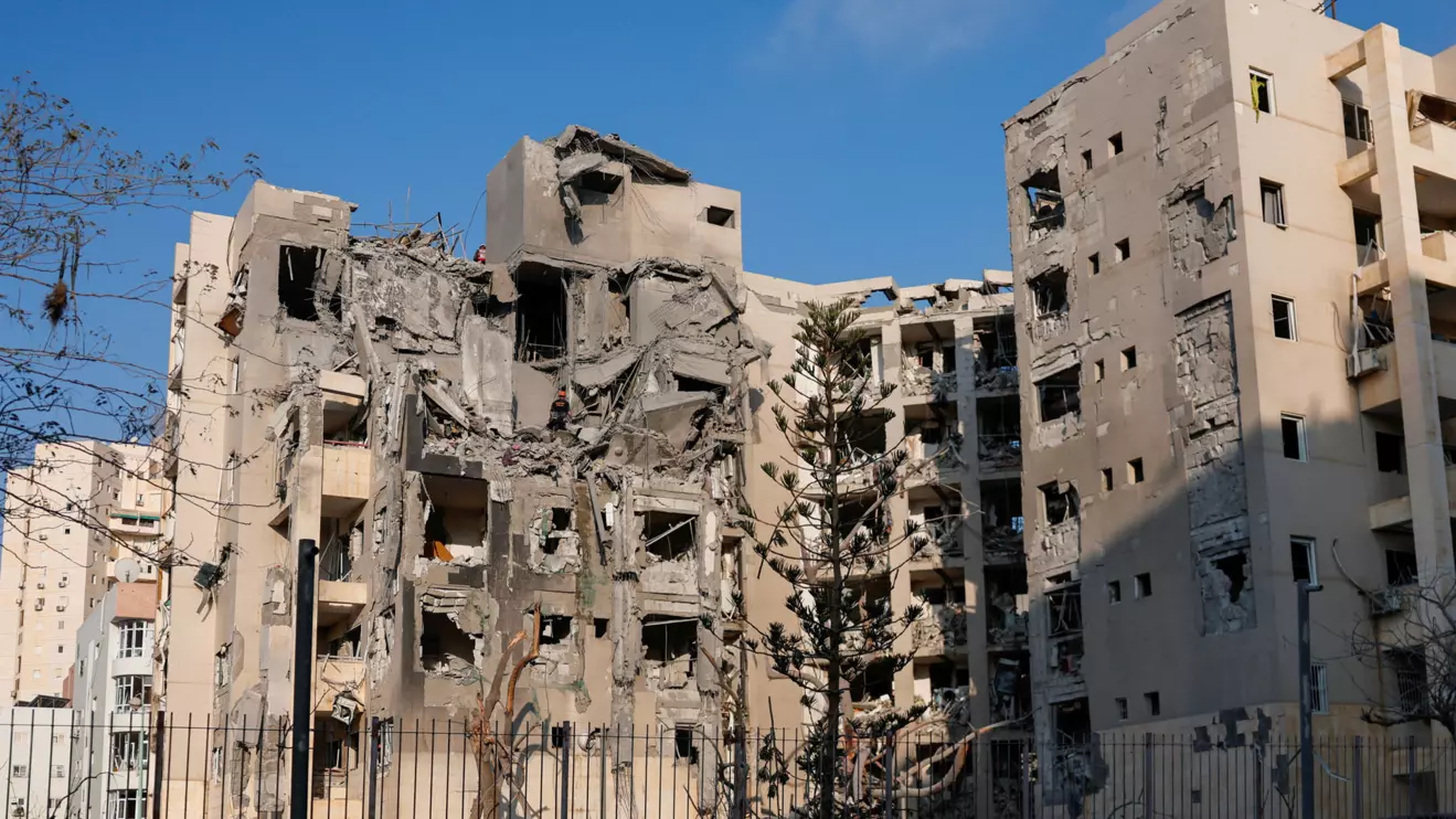 Emergency personnel work at an impacted residential site, following a missile attack from Iran on Israel, amid the Israel-Iran conflict, in Be'er Sheva, Israel June 24, 2025. Reuters/Amir Cohen