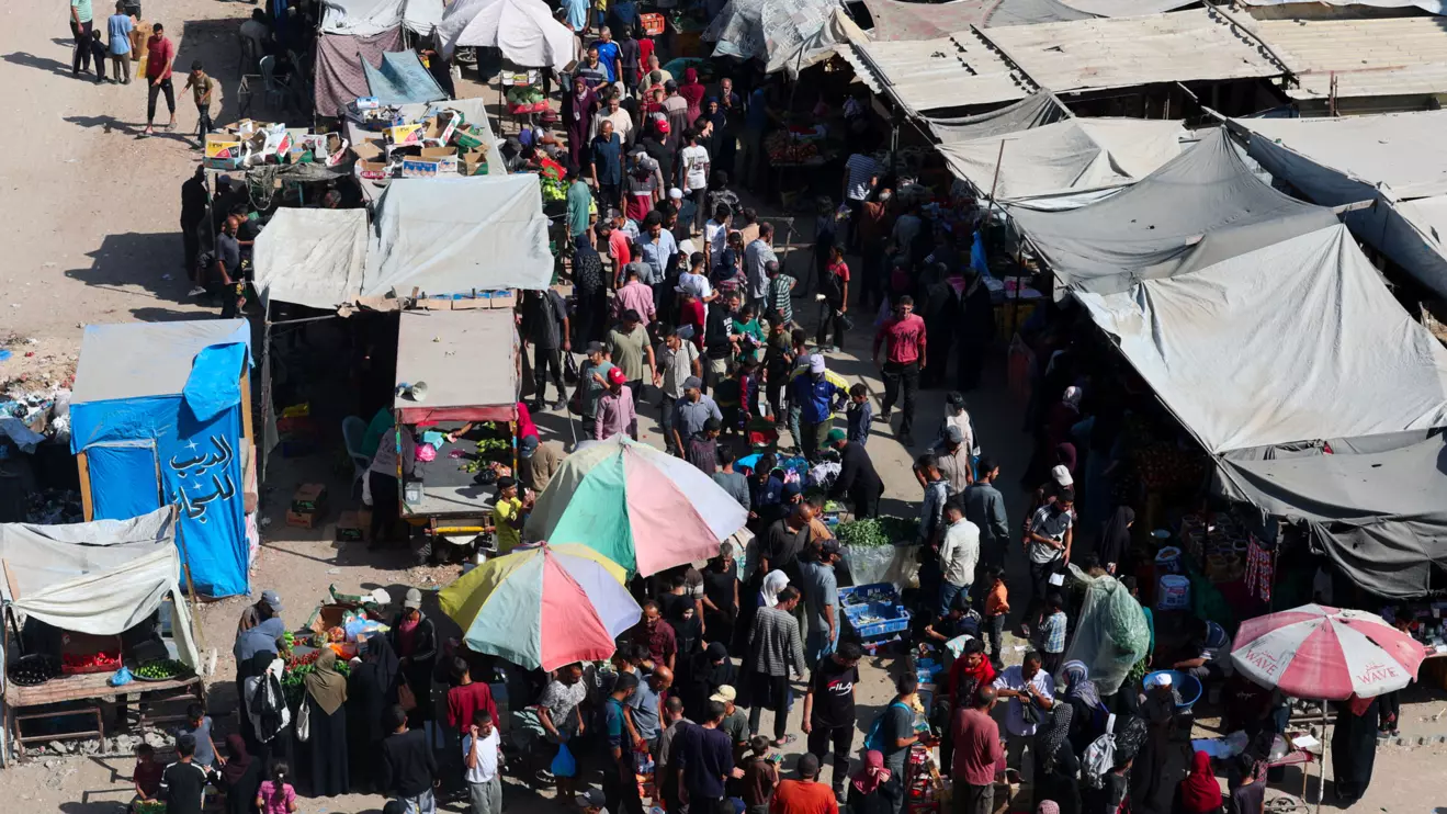 Palestinians shop at a market, amid a ceasefire between Israel and Hamas, in Khan Younis, southern Gaza Strip, October 20, 2025. Reuters/Ramadan Abed