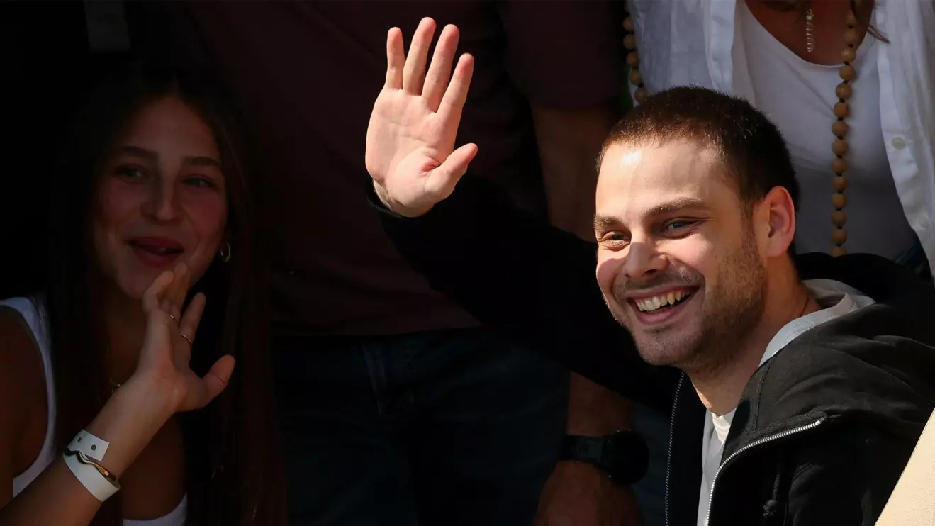 Released hostage Alon Ohel, who was kidnapped during the deadly October 7, 2023 attack by Hamas and taken to Gaza, gestures upon arrival at Rabin Medical Center-Beilinson Hospital, amid a hostages-prisoners swap and a ceasefire deal between Israel and Hamas in Gaza, in Petah Tikva, Israel October 13, 2025. Reuters/Stoyan Nenov