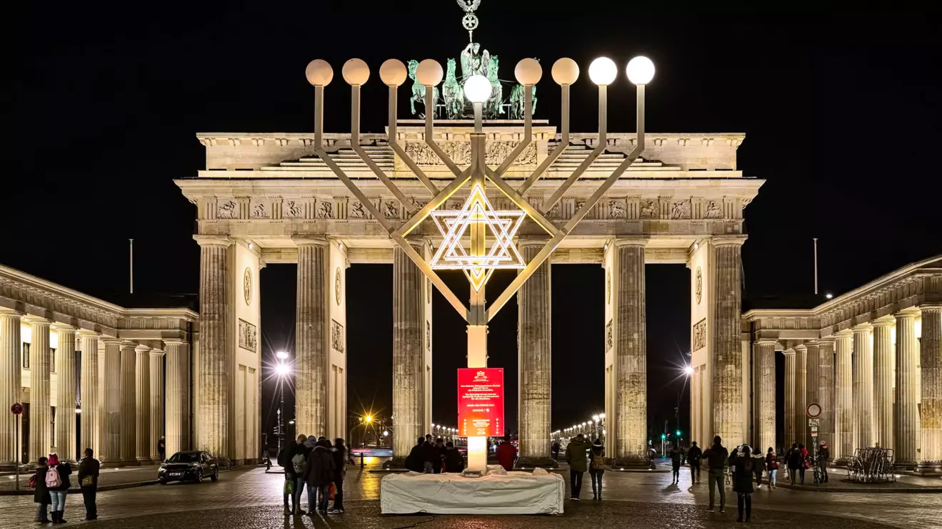 Hanukkah menorah at Pariser Platz (Paris' square) in front of Brandenburg Gate in night © Mena Today/File Photo