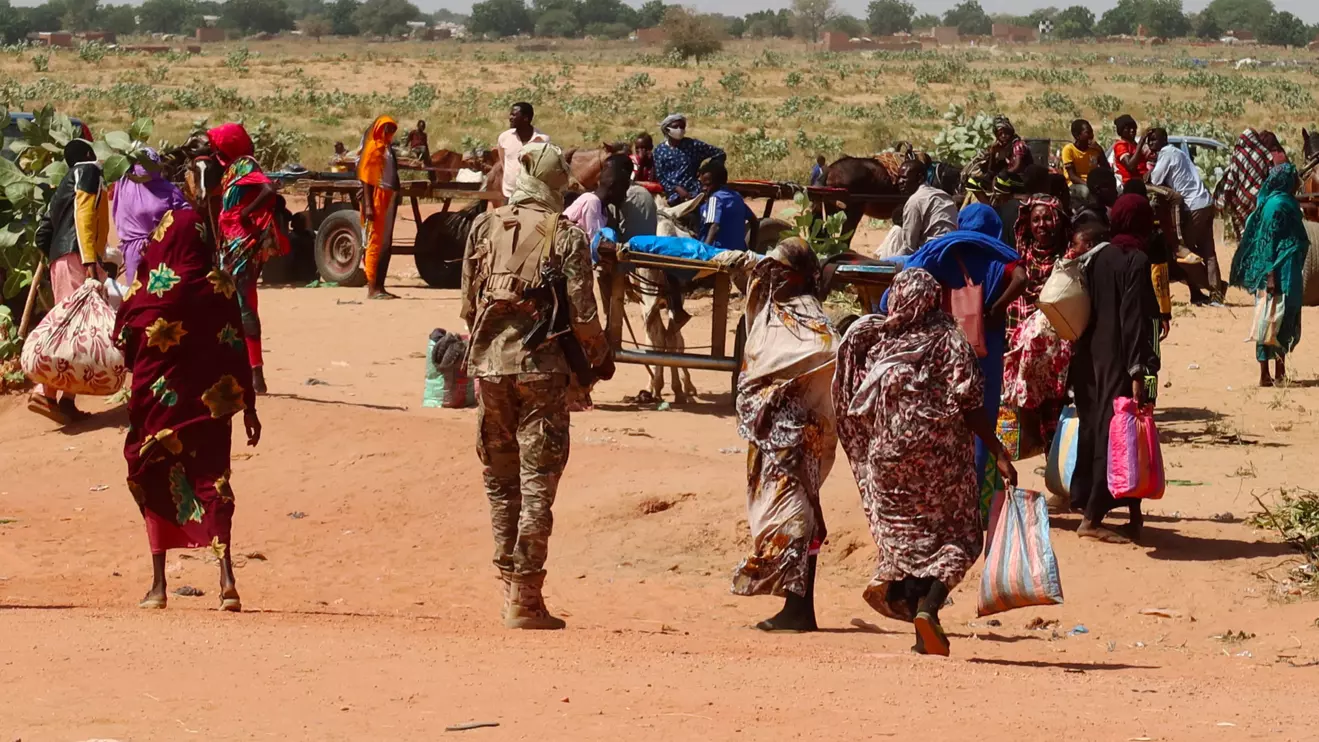 Families escaping Ardamata in West Darfur cross into Adre, Chad, after a wave of ethnic violence, November 7, 2023 © Reuters/El Tayeb Siddig/File Photo