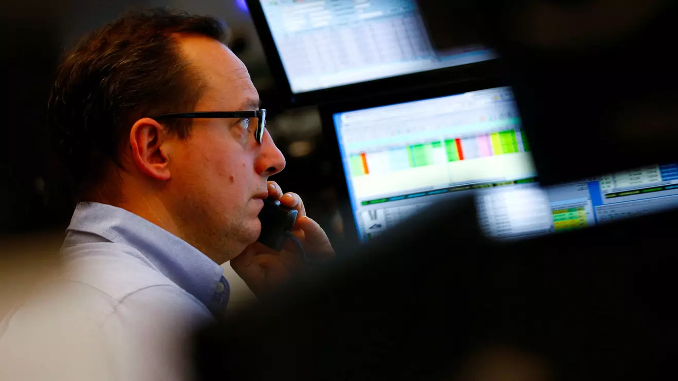 A trader works at his desk at the stock exchange in Frankfurt, Germany © Reuters/Kai Pfaffenbach