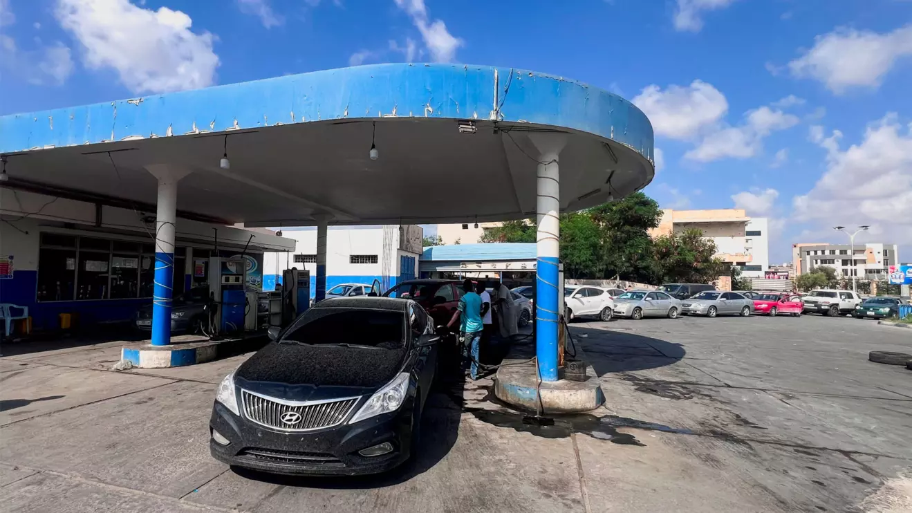 A car stands while others line up to get fuel at a gas station in Misrata, Libya, August 29, 2024. Reuters/Ayman Sahely