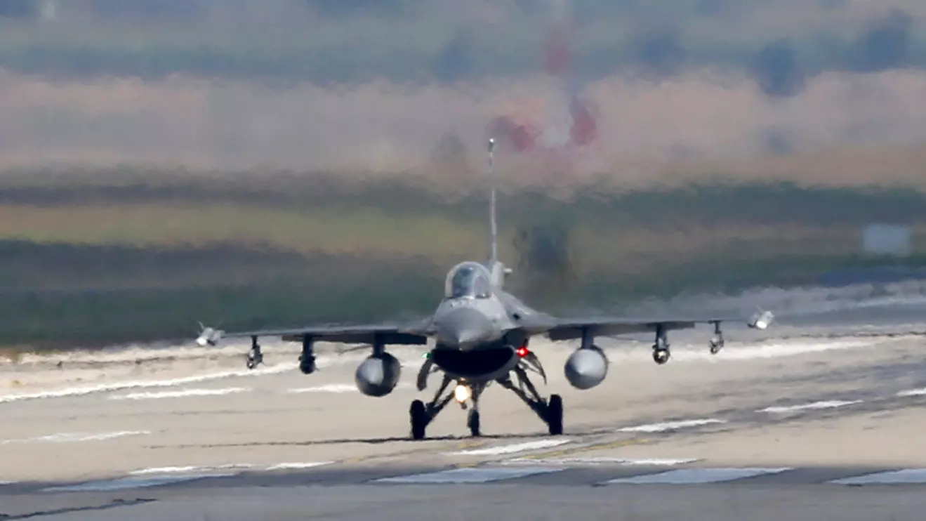 A Turkish Air Force F-16 fighter jet lands at Incirlik air base in Adana, Turkey, Reuters/Murad Sezer