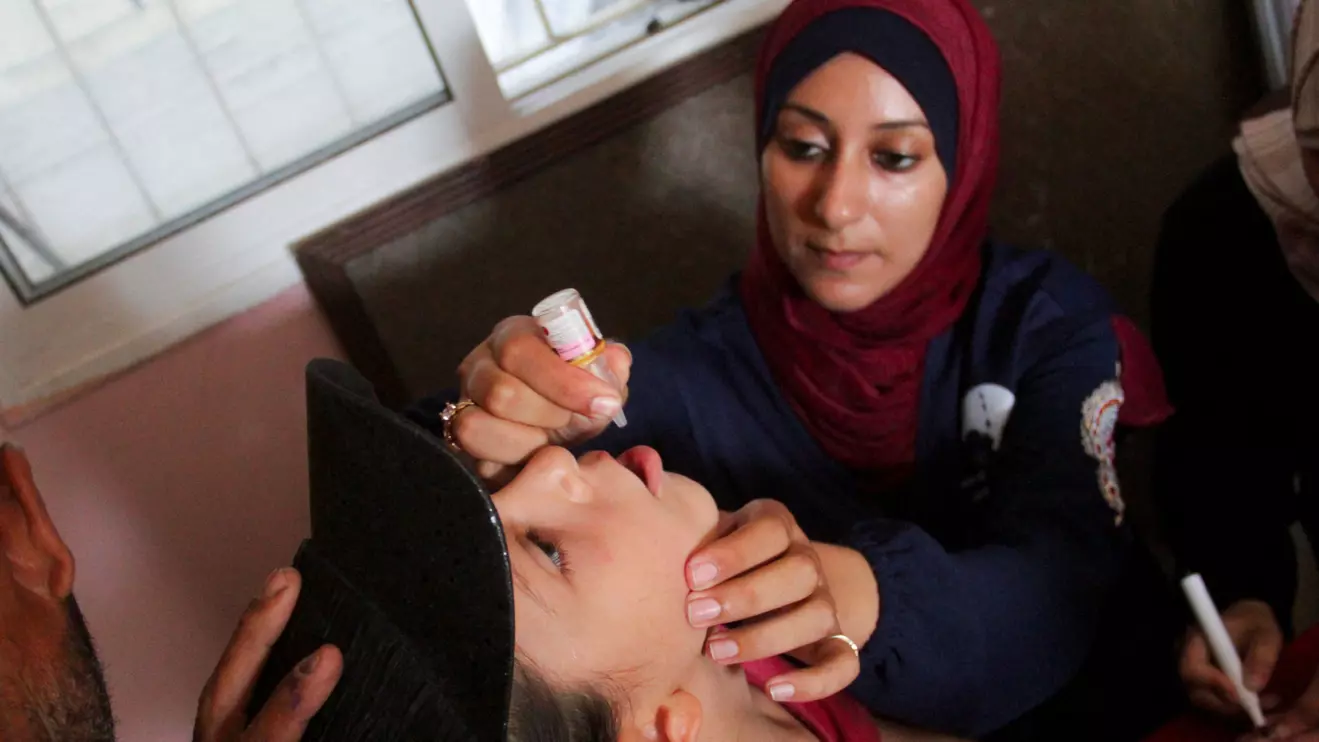 A Palestinian child is vaccinated against polio, amid the Israel-Hamas conflict, in Jabalia in northern Gaza Strip, September 10, 2024. Reuters/Mahmoud Issa