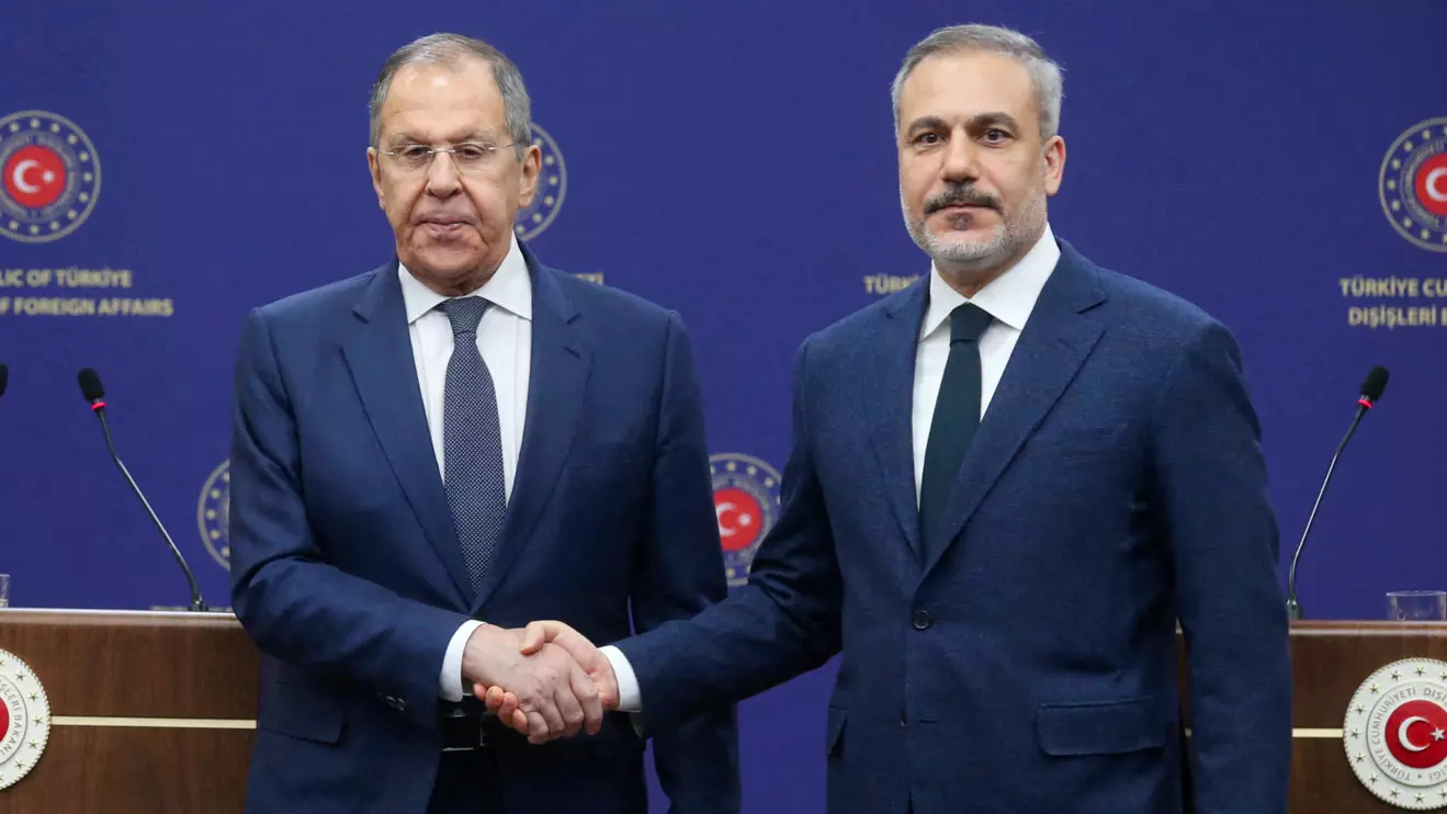 Turkish Foreign Minister Hakan Fidan shakes hands with his Russian counterpart Sergei Lavrov during a press conference in Ankara, Turkey, February 24, 2025. Reuters/Cagla Gurdogan