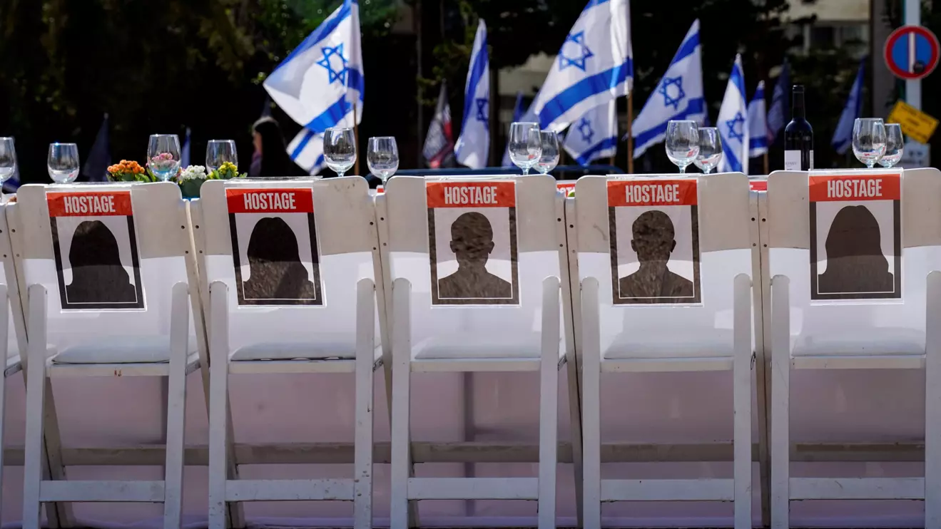 A dinner table is set with empty chairs that symbolically represent hostages and missing people with families that are waiting for them to come home, following a deadly infiltration by Hamas gunmen from the Gaza Strip, in Tel Aviv © Reuters/Janis Laizans/File Photo