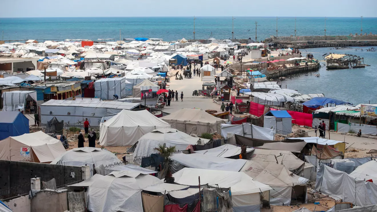 Palestinians displaced by the Israeli military offensive shelter in tents near Gaza's seaport, in Gaza City, May 22, 2025. Reuters/Mahmoud Issa
