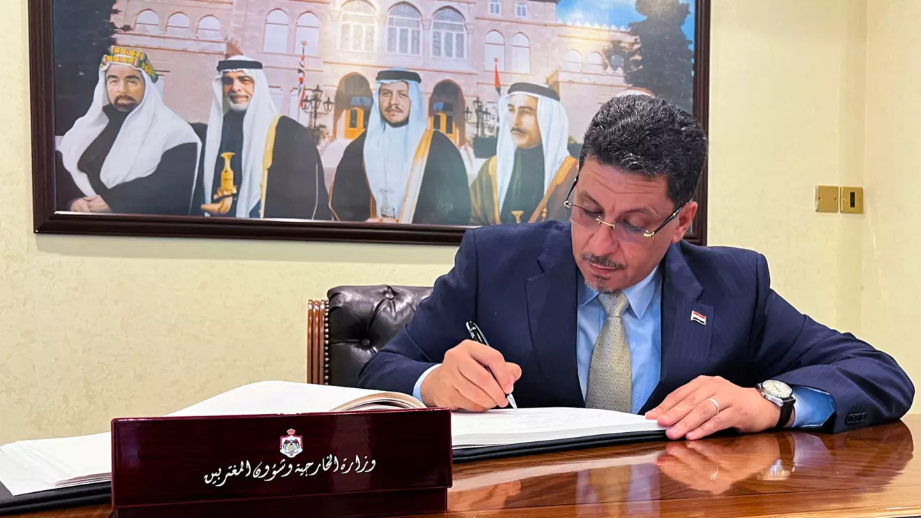 Yemeni Foreign Minister Ahmed Awad Bin Mubarak writes in a visitors' book at the the Jordanian Foreign Ministry in Amman, Jordan August 8, 2022. Reuters/Jehad Shelbak
