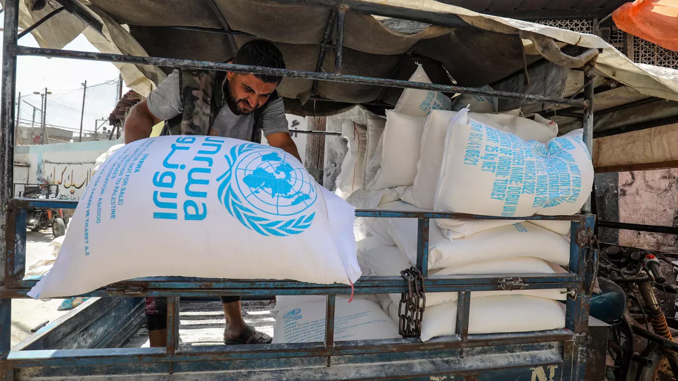 Palestinians receive food aid at a United Nations distribution center (UNRWA) in the Rafah (Gaza) © Mena Today 