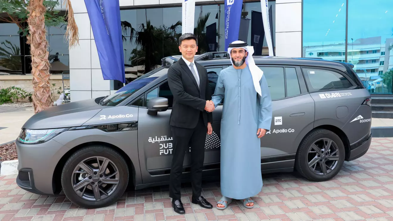 Nan Yang, Vice President of Baidu, and Mansoor Rahma Alfalasi, Group CEO of DTC © WAM