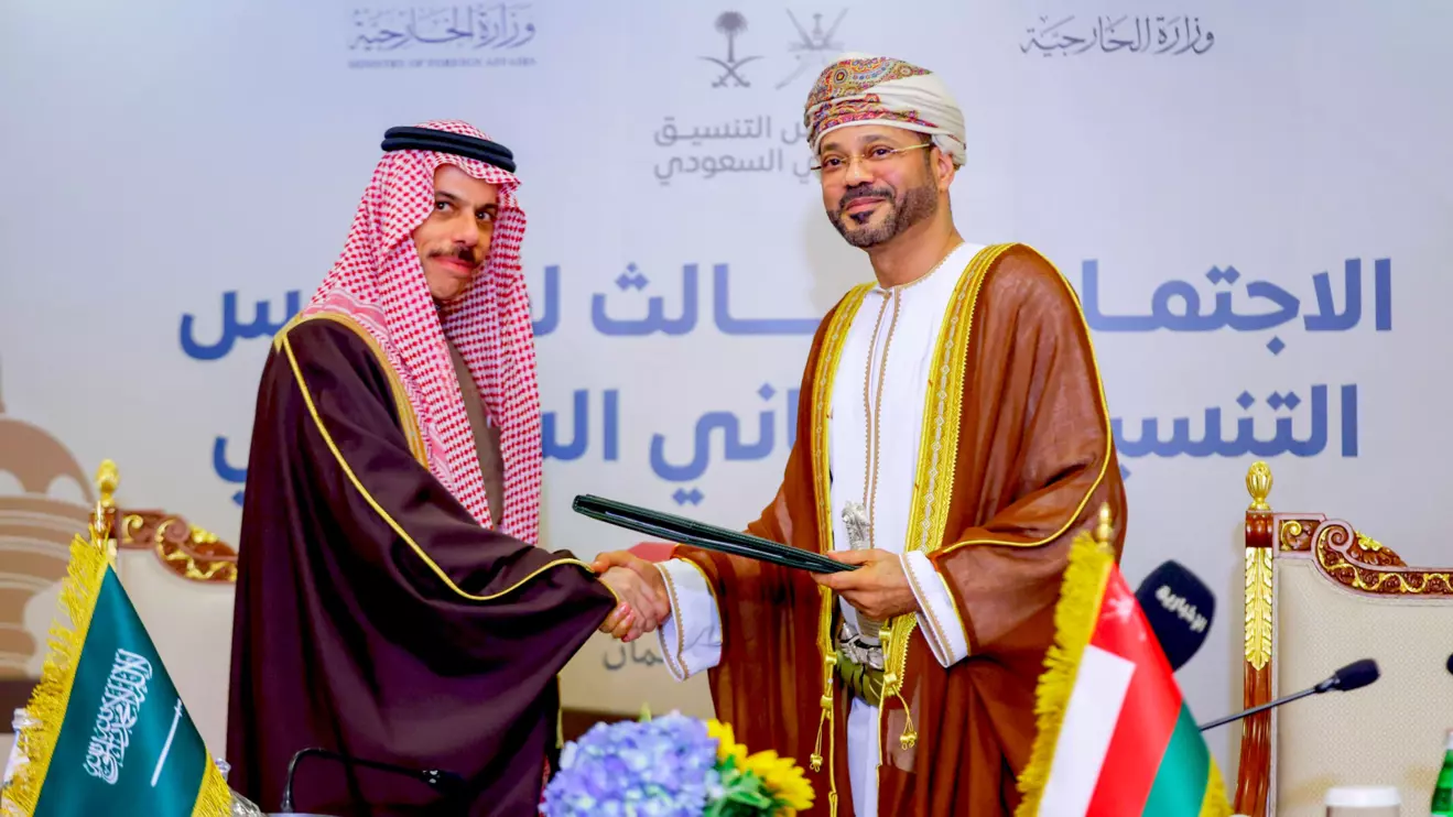 Faisal bin Farhan (L) and Sayyid Badr bin Hamad Al-Busaidi © MOFA Oman 