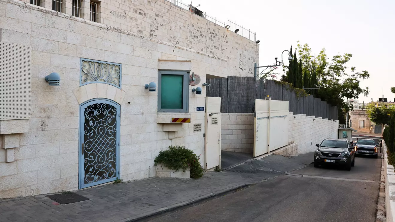 Vehicles approach the British consulate with signage removed near the entrance, on the deadline set by Israel for its closure, following trade sanctions imposed by British Prime Minister Andy Burnham on Israeli settlements in the West Bank, in East Jerusalem, October 8, 2026. Reuters/Ammar Awad