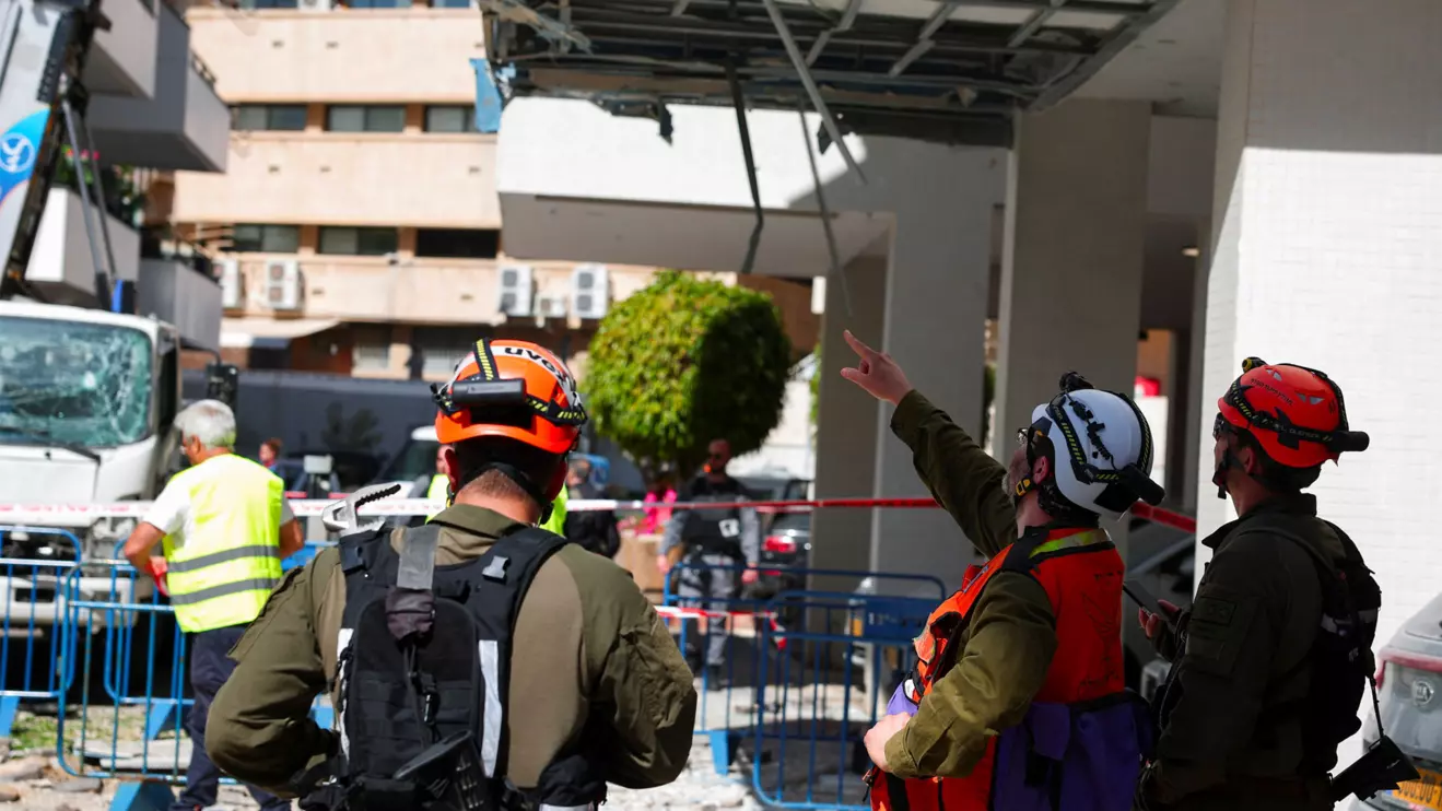 Emergency responders work at an impact site after a barrage of missiles was launched from Iran into Israel, amid the U.S.-Israel conflict with Iran, in central Israel, April 7, 2026. Reuters/Florion Goga