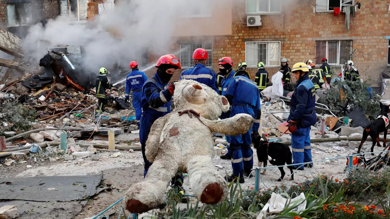 A rescuer holds a soft toy at the site of an apartment building which was hit by Russian missile and drone strikes, amid Russia's attack on Ukraine, in Kyiv, Ukraine August 28, 2025. Reuters/Thomas Peter