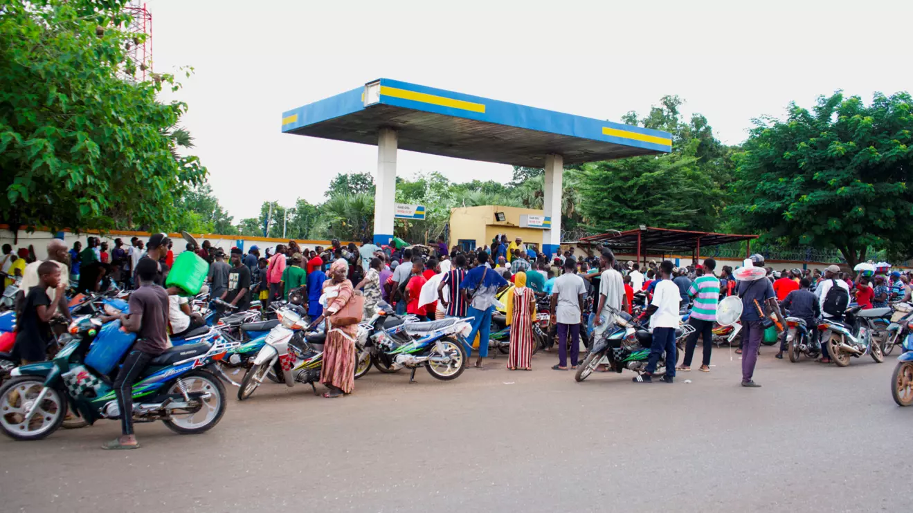 People gather at a petrol station due to shortage of petrol in Bamako, Mali October 7, 2025. Reuters/Idriss Sangare