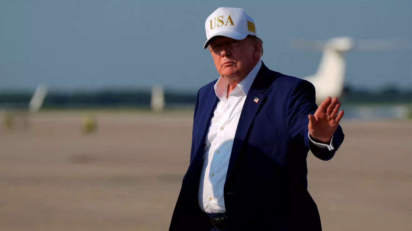 U.S. President Donald Trump waves as he disembarks Air Force One at Joint Base Andrews, Maryland, U.S., August 9, 2026. Reuters/Elizabeth Frantz