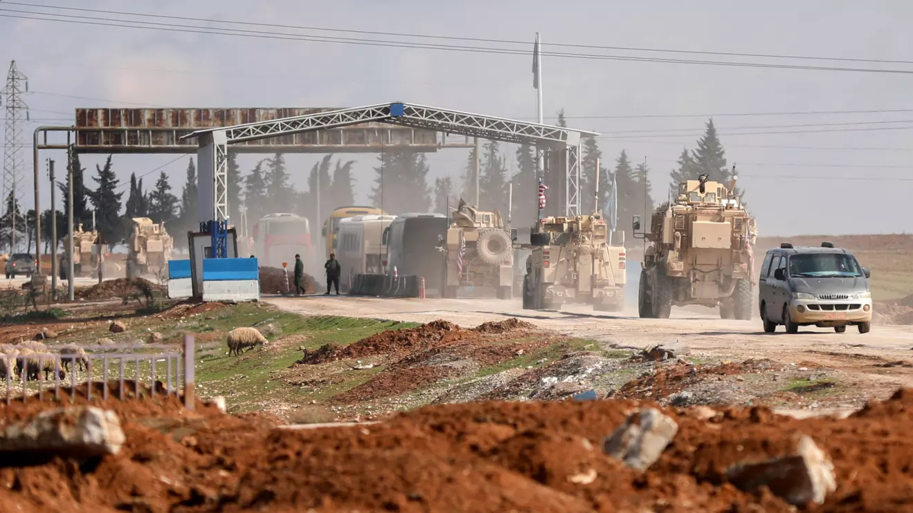 U.S. military vehicles escort buses transporting Islamic State detainees from Syria to Iraq, according to a security source from the Syrian Democratic Forces, in Qamishli, Syria, February 8, 2026. Reuters/Orhan Qereman