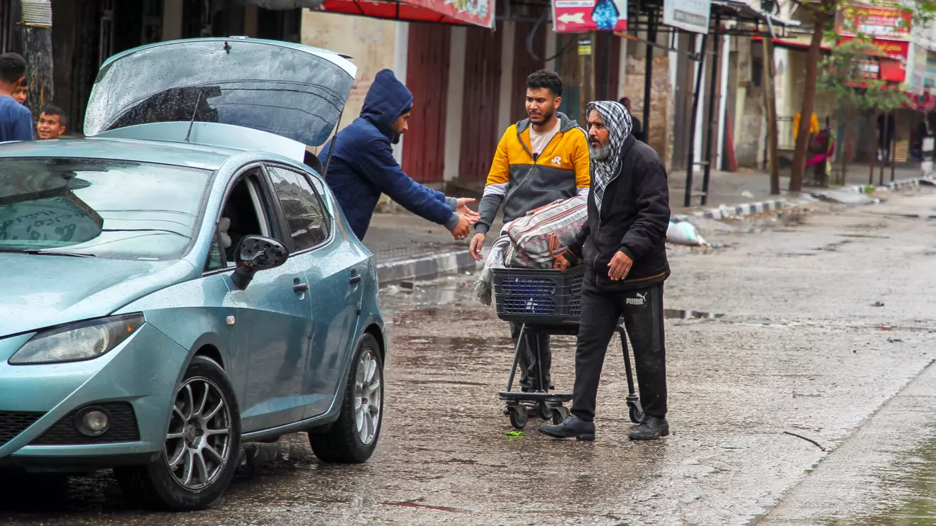 People flee the eastern parts of Rafah after the Israeli military began evacuating Palestinian civilians ahead of a threatened assault on the southern Gazan city, May 6, 2024. Reuters/Hatem Khaled