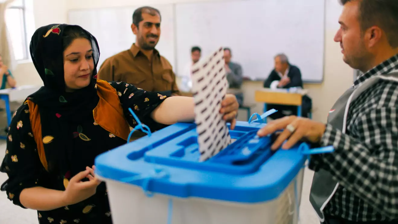 A Kurdish woman casts her vote at a polling station, during parliamentary elections in the semi-autonomous region in Erbil, Iraq September 30, 2018. Reuters/Thaier Al-Sudani
