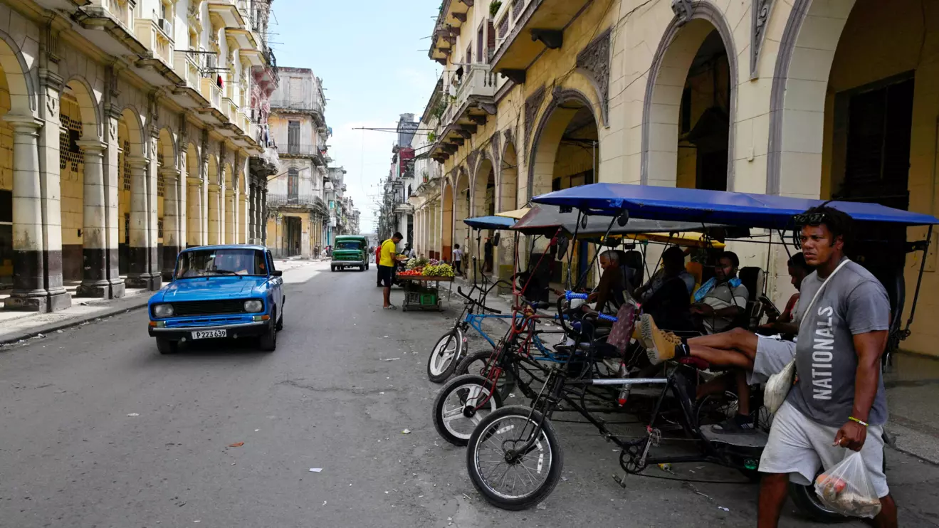 A man walks carrying groceries as U.S.-Cuba tensions rise after U.S. President Donald Trump vowed to stop Venezuelan oil and money from reaching Cuba and suggested the communist-run island to strike a deal with Washington, in Havana, Cuba, January 11, 2026. Reuters/Norlys Perez