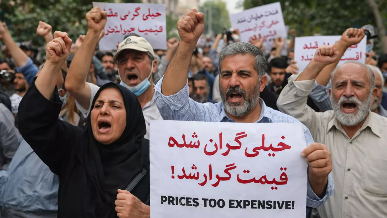 Iran's rial currency has lost nearly half its value against the dollar in 2025 © Mena Today 