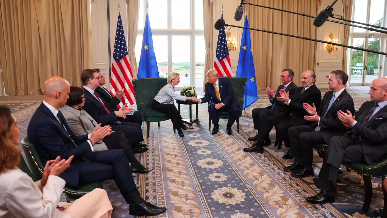 U.S. President Donald Trump shakes hands with European Commission President Ursula von der Leyen, as U.S. Commerce Secretary Howard Lutnick, Trade Representative Jamieson Greer and White House Deputy Chief of Staff Stephen Miller clap, in Turnberry, Scotland, Britain, July 27, 2025. Reuters/Evelyn Hockstein