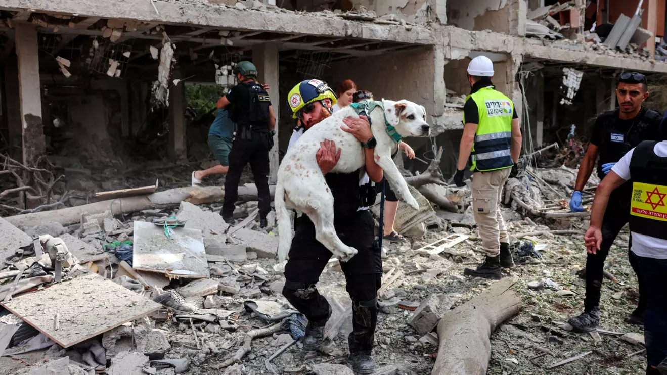 A rescuer evacuates a dog from an impacted site after a missile attack from Iran, amid the Iran-Israel conflict in Tel Aviv, Israel June 22, 2025. Reuters/Tomer Appelbaum
