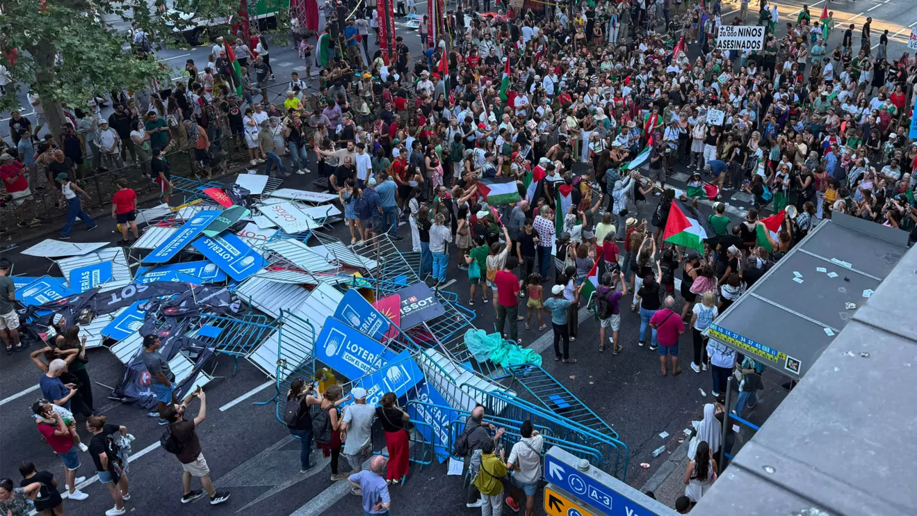 Vuelta a Espana - Stage 21 - Alalpardo to Madrid - Madrid, Spain - September 14, 2025 General view as barriers are smashed by Pro Palestine protesters during Stage 21 Reuters/Guillermo Martinez