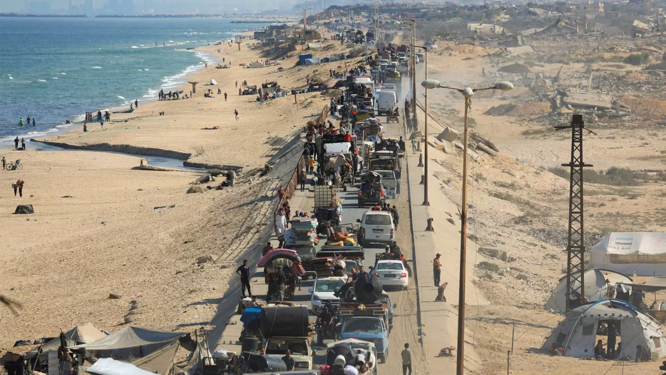 Displaced Palestinians, fleeing northern Gaza due to an Israeli military operation, move southward after Israeli forces ordered residents of Gaza City to evacuate to the south, in the central Gaza Strip, September 24, 2025. Reuters/Dawoud Abu Alka