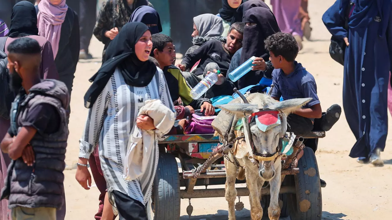 Palestinians seeking aid supplies from the U.S.-backed Gaza Humanitarian Foundation travel in an animal-drawn cart, near Rafah, in the southern Gaza Strip, July 24, 2025. Reuters/Ramadan Abed