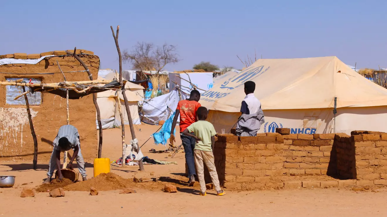 Sudanese refugees from Darfur build a house of clay bricks inside the Iridimi refugee camp, amid ongoing conflict in their country, in the Iridimi refugee camp, northwest of the town of Iriba, in Wadi Fira province, eastern Chad, November 28, 2025. Reuters/Amr Abdallah Dalsh