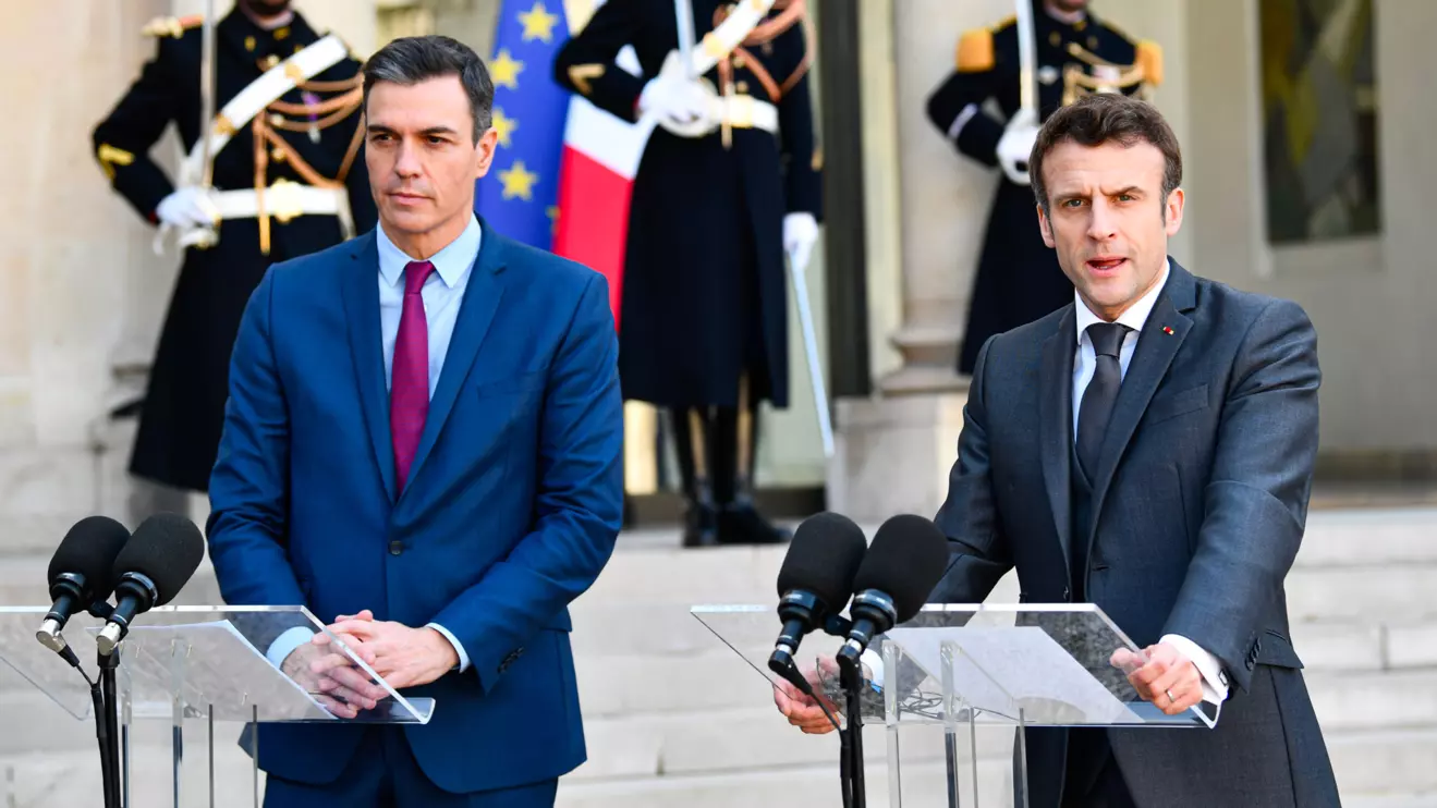 Pedro Sanchez (L) and Emmanuel Macron © Mena Today 