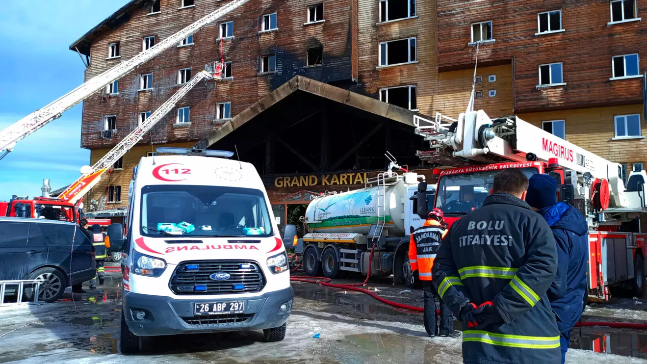 Firefighters work to extinguish a fire at a hotel in the ski resort of Kartalkaya in Bolu province, Turkey, January 21, 2025. Reuters/Mert Ozkan