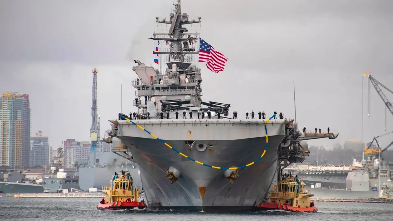Amphibious assault carrier USS Tripoli (LHA 7) © SeaPower 