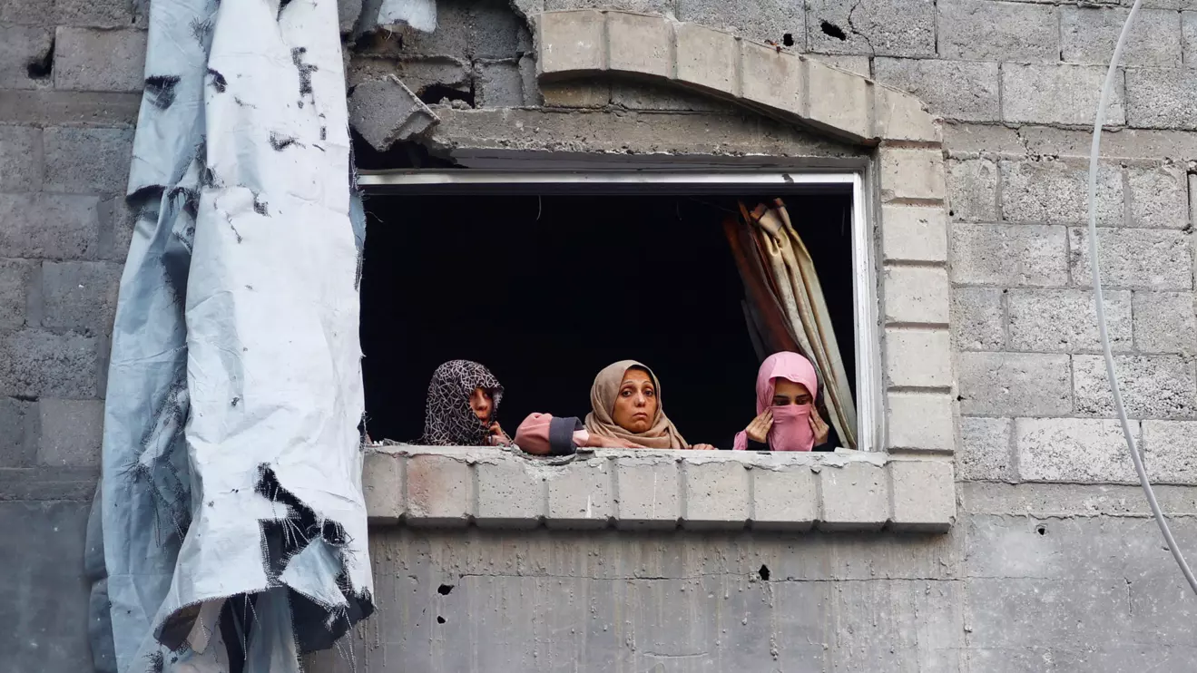 Palestinian women look out of a window near the site of Saturday's Israeli strike in the Central Gaza Strip, November 23, 2025. Reuters/Mahmoud Issa