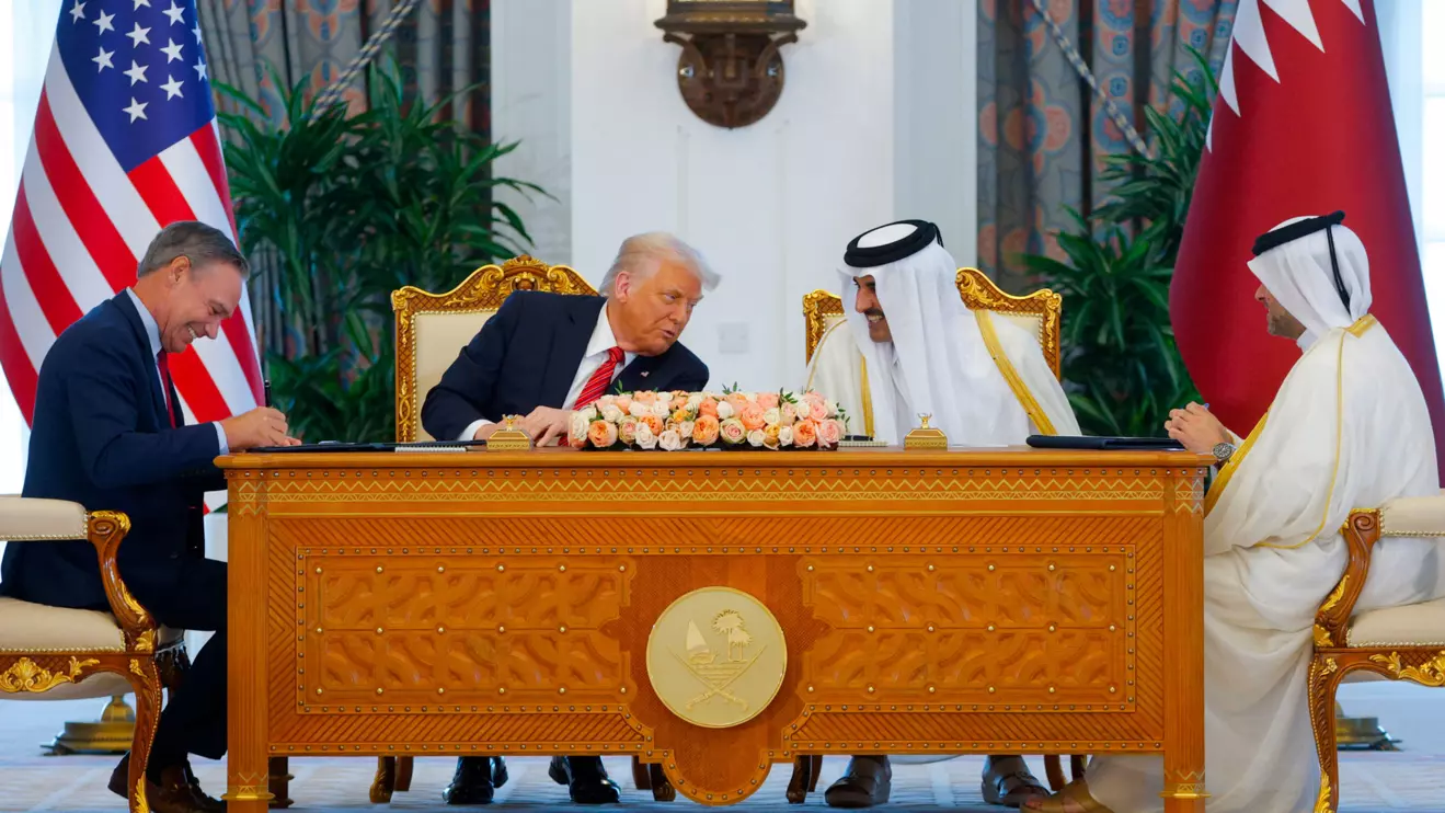 U.S. President Donald Trump, Qatar's Emir Tamim bin Hamad Al Thani and Boeing CEO Kelly Ortberg attend a signing ceremony in Doha, Qatar, May 14, 2025. REeuters/Brian Snyder