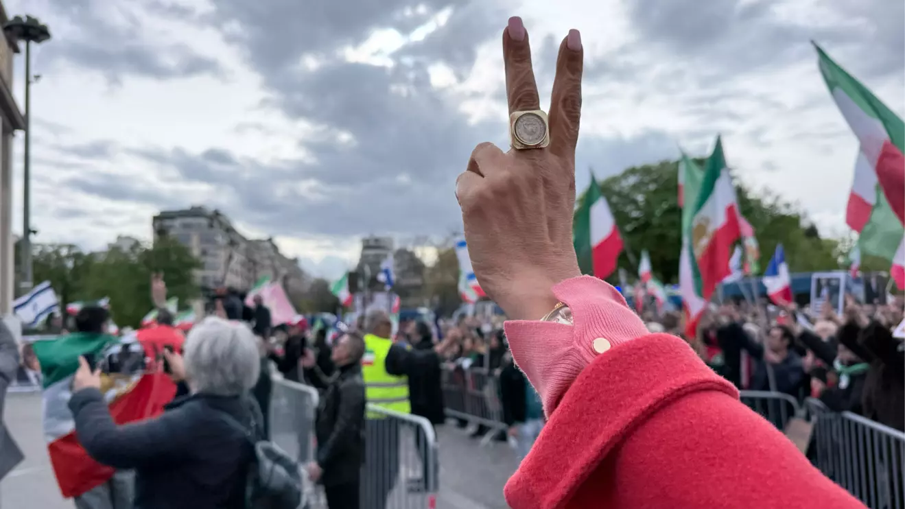 Victory sign for the downfall of Iran's regime © Mena Today 