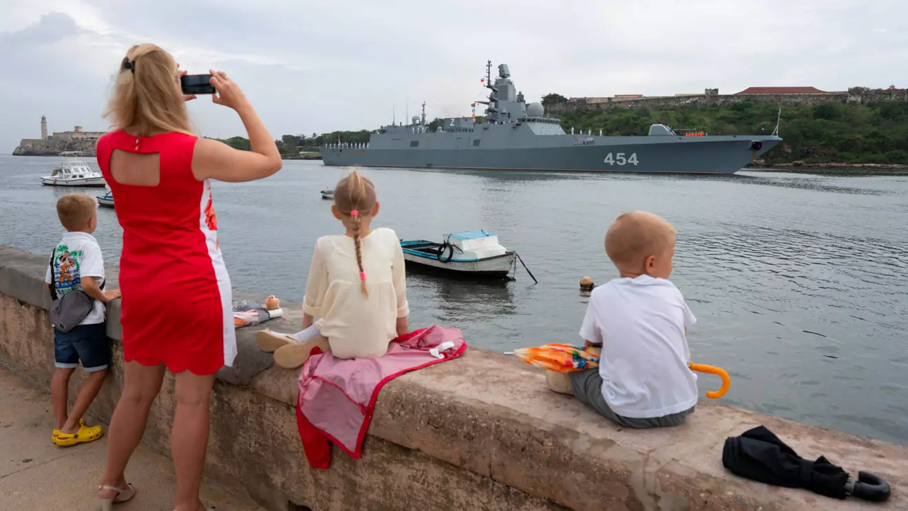 Members of the Russian community watch Russian frigate Admiral Gorshkov as it enters Havana’s bay, Cuba, June 12, 2024. Reuters/Alexandre Meneghini