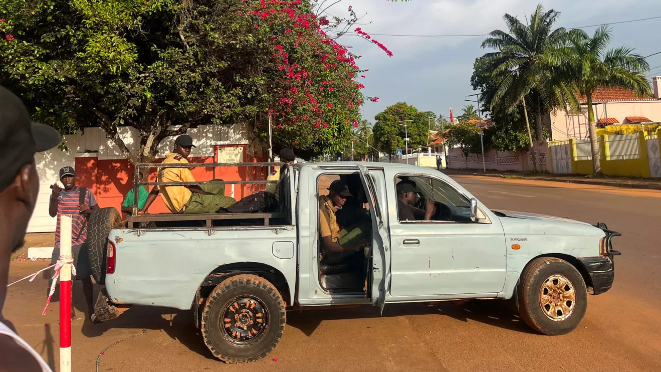 Private security is deployed in front of the parliament building amid heavy gunfire in Bissau, Guinea Bissau December 1, 2023 © Reuters 