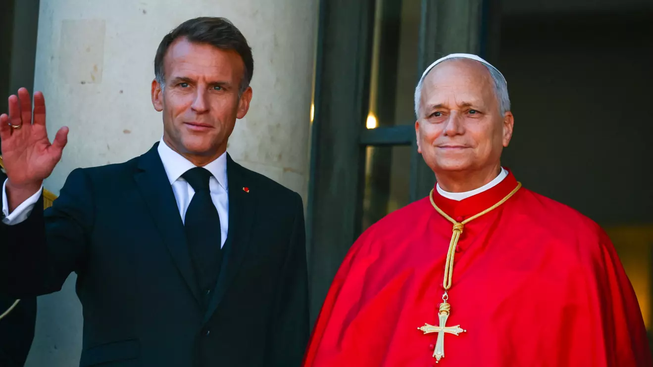 French President Emmanuel Macron welcomes Pope Leo as he arrives for a meeting with authorities, members of civil society and the diplomatic corps at the Elysee Palace in Paris as part of his four-day apostolic journey to France, September 25, 2026. Reuters/Sarah Meyssonnier