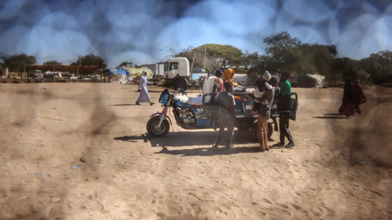 A Sudanese refugee father from Al-Fashir rides on a motorized cart with his family travelling between Chad and Sudan amid the ongoing conflict between the paramilitary Rapid Support Forces (RSF) and the Sudanese army, at the Tine border post in eastern Chad, November 22, 2025. Reuters/Amr Abdallah Dalsh