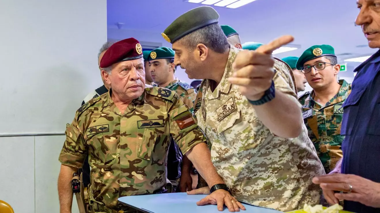 Le roi de Jordanie visits casualties of the terrorist attack on a church in Karak and checks on their recovery © The Royal Hashemite Court