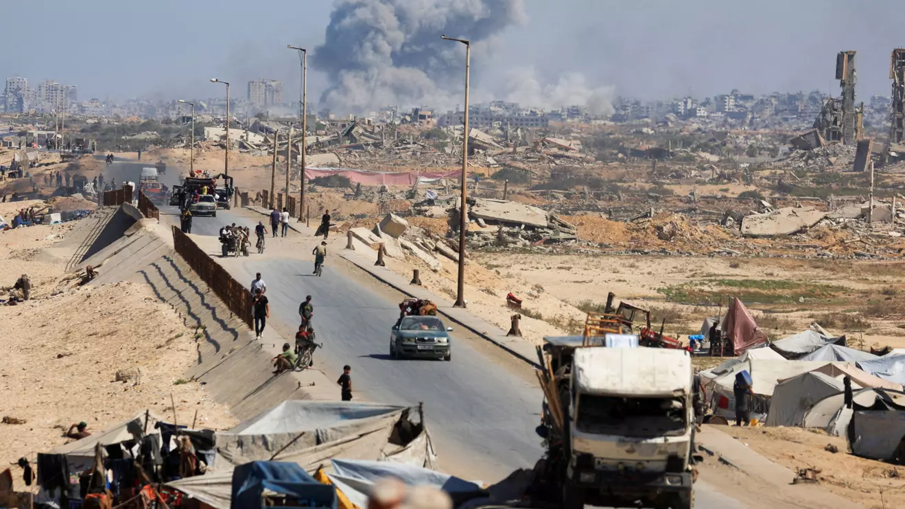 Displaced Palestinians fleeing northern Gaza move southward after Israeli forces ordered residents of Gaza City to evacuate, during an Israeli military operation, in the central Gaza Strip, September 30, 2025. Reuters/Dawoud Abu Alkas