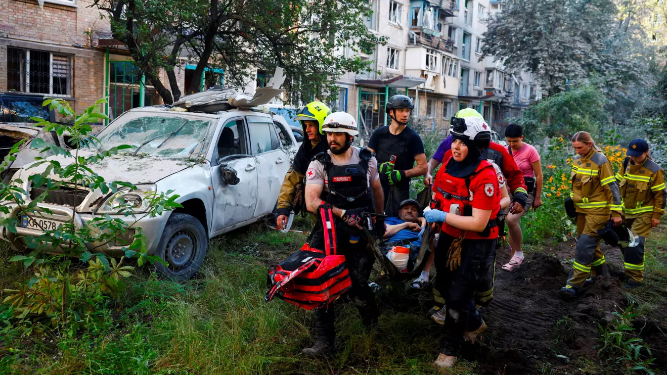 Volunteers, paramedics and rescuers carry an injured resident, at the site of an apartment building damaged during overnight Russian missile and drone strikes, amid Russia’s attack on Ukraine, in Kyiv, Ukraine, July 2, 2026. Reuters/Valentyn Ogirenko