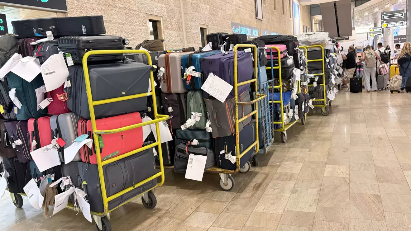 Chaos at Ben Gurion:Thousands of bags flood the arrivals hall © Mena Today 