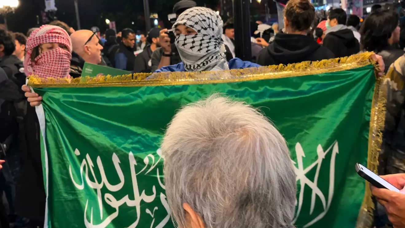 A man displays a Hamas flag at a vigil honoring the victims of the Oct. 7, 2023, Hamas-led attacks on Israel at Union Square in Manhattan, N.Y., Wednesday, Oct. 7, 2026. The event marked the third anniversary of the attacks © Jennifer Bain/ for NY Post